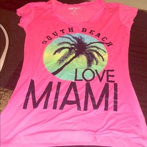 T shirt hot pink souvenir
